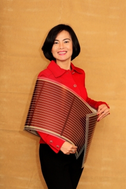 Quyen holding a solar cell